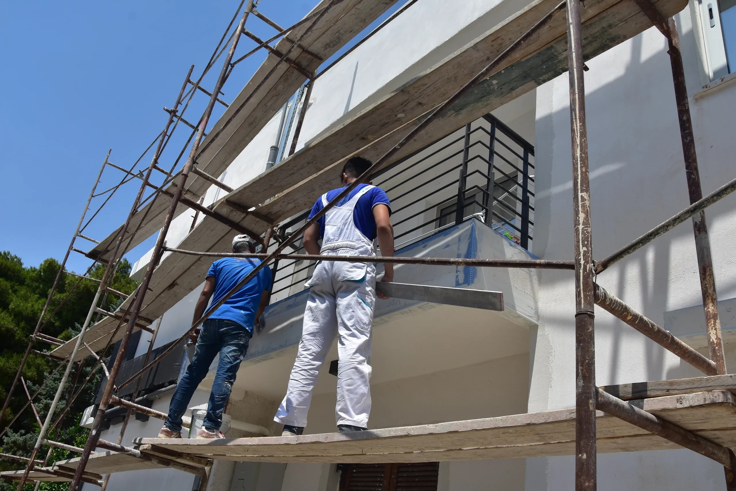 Συνεργείο της MProject σε σκαλωσιά