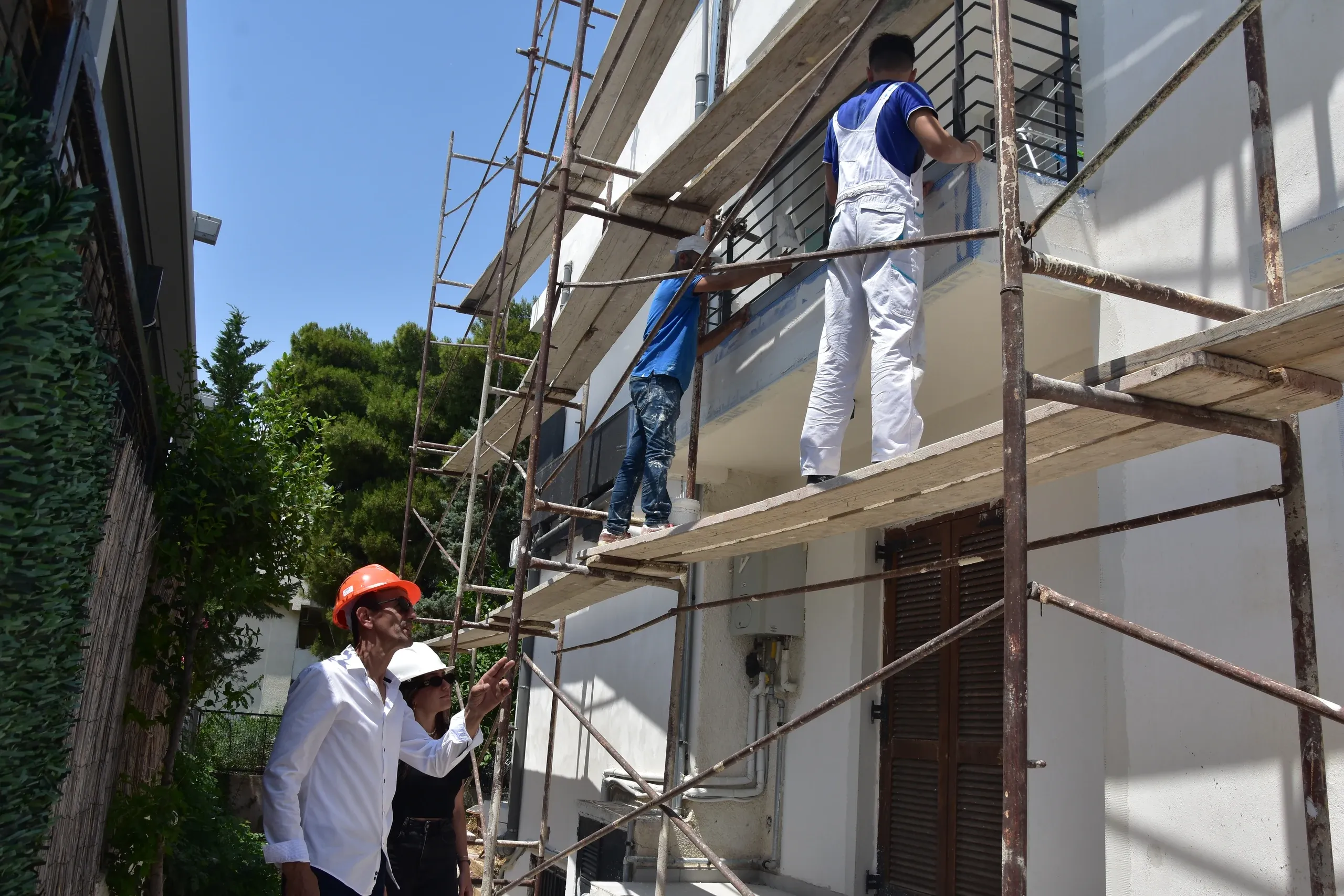 Συνεργείο της MProject σε όψη κτιρίου