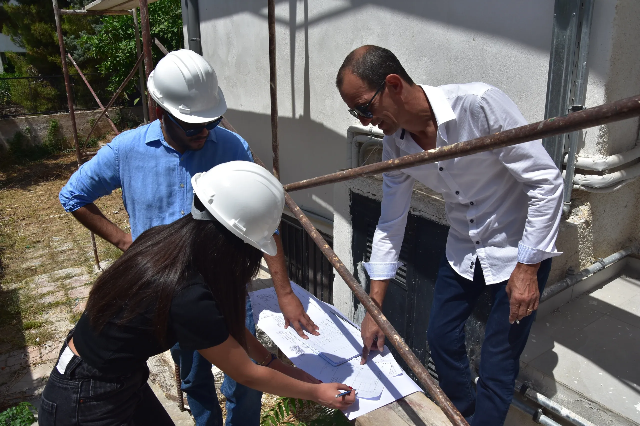 Μηχανικοί της MProject εξετάζουν σχέδια στο εργοτάξιο